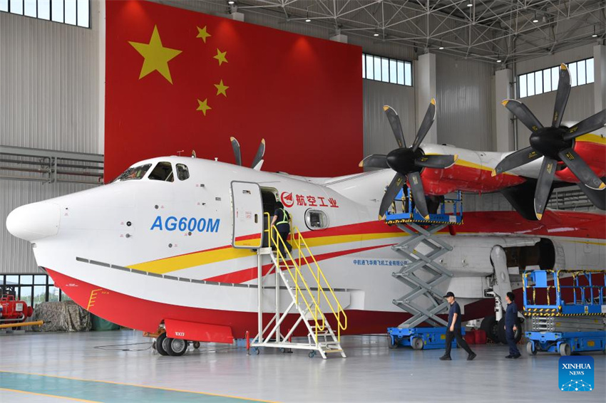 Aeronave anfíbia AG600 da China inicia testes de voo de certificação