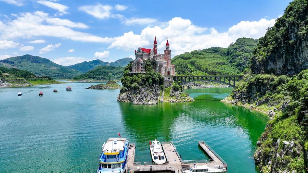 Paisagem magnífica do “castelo no lago” na província de Guizhou