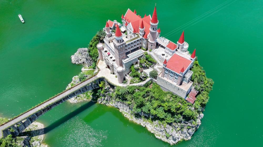 Paisagem magnífica do “castelo no lago” na província de Guizhou