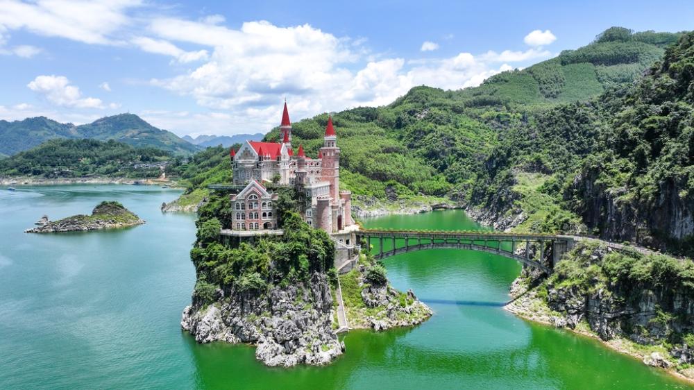 Paisagem magnífica do “castelo no lago” na província de Guizhou