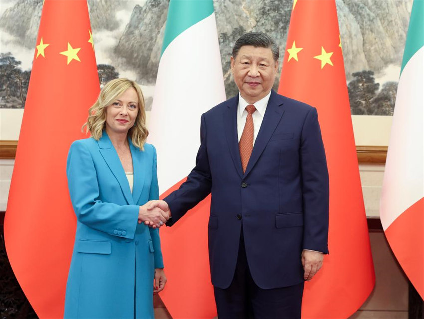 Xi Jinping reúne-se com primeira-ministra italiana