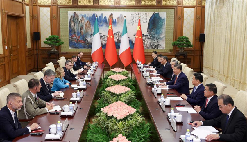 Xi Jinping reúne-se com primeira-ministra italiana