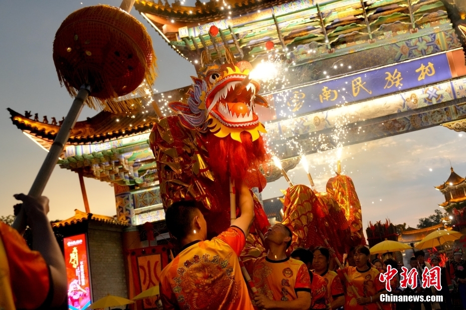 Yunnan: turistas juntam-se às celebrações do Festival da Tocha em Kunming