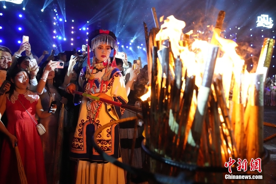 Yunnan: turistas juntam-se às celebrações do Festival da Tocha em Kunming