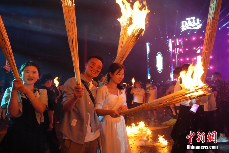 Yunnan: turistas juntam-se às celebrações do Festival da Tocha em Kunming