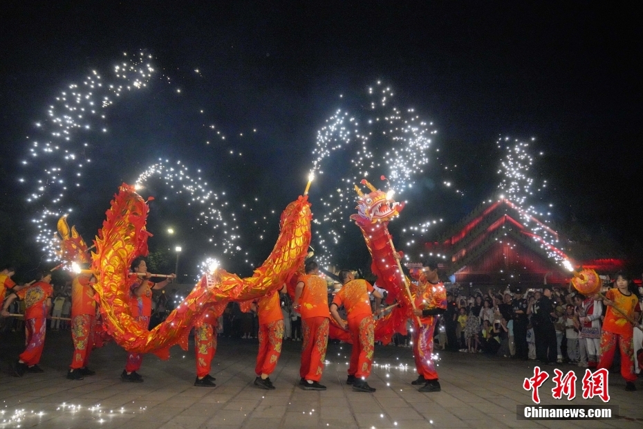 Yunnan: turistas juntam-se às celebrações do Festival da Tocha em Kunming