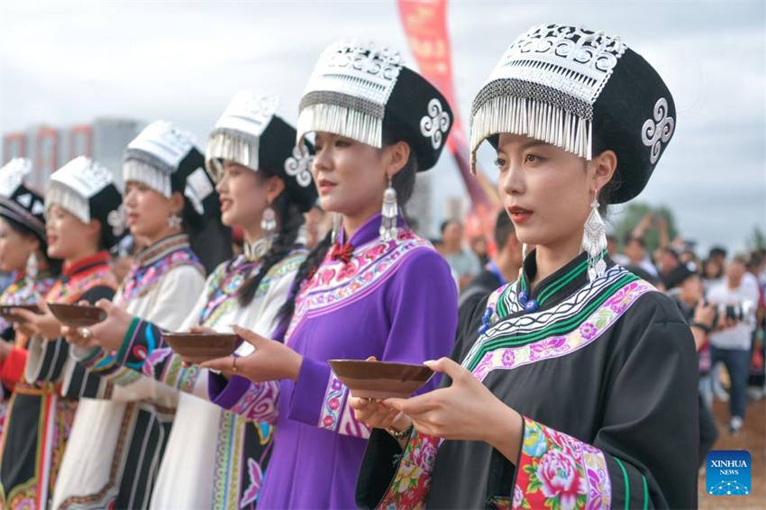 Galeria: Festival da Tocha do grupo étnico Yi em Guizhou