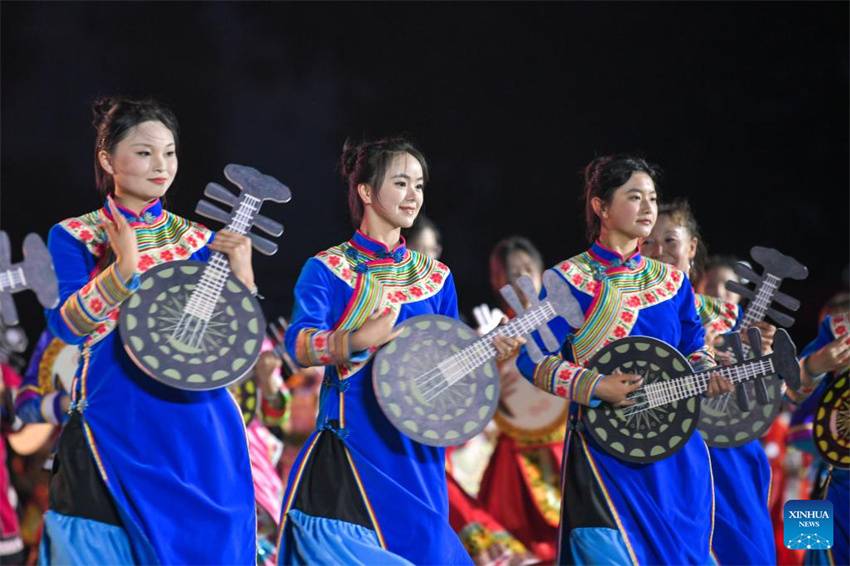 Galeria: Festival da Tocha do grupo étnico Yi em Guizhou