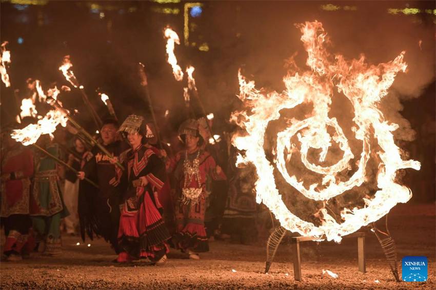 Galeria: Festival da Tocha do grupo étnico Yi em Guizhou