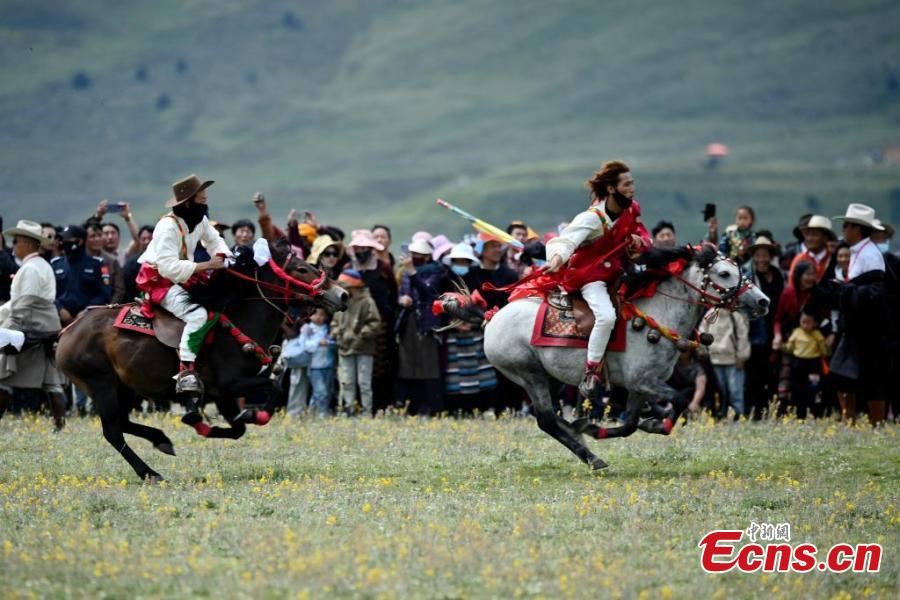 Corrida de cavalos tem início em Sichuan