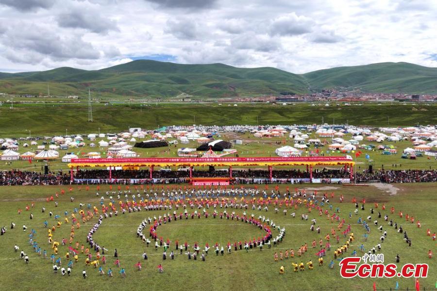 Corrida de cavalos tem início em Sichuan