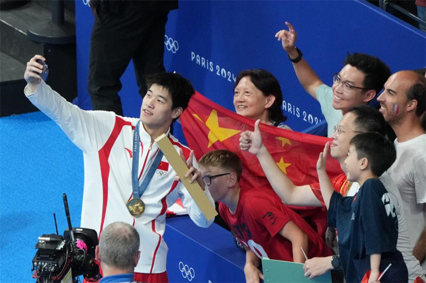 Paris 2024: Nadador chinês Pan quebra recorde mundial e ganha ouro nos 100m livre masculino