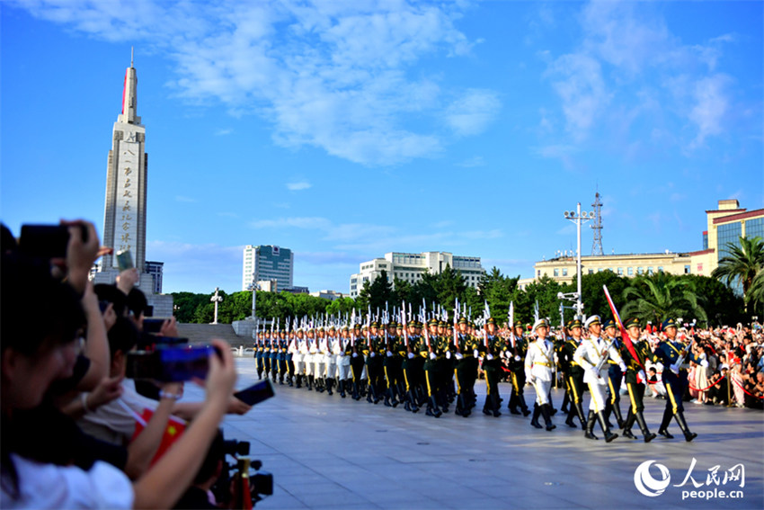 Nanchang realiza cerimônia de hasteamento da bandeira militar para celebrar 97º aniversário de fundação do ELP