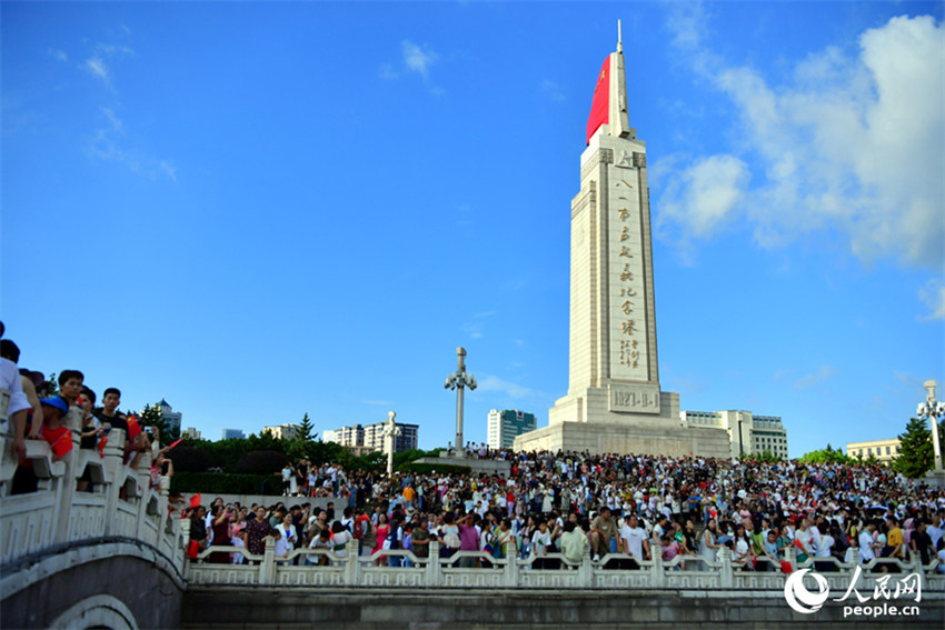 Nanchang realiza cerimônia de hasteamento da bandeira militar para celebrar 97º aniversário de fundação do ELP