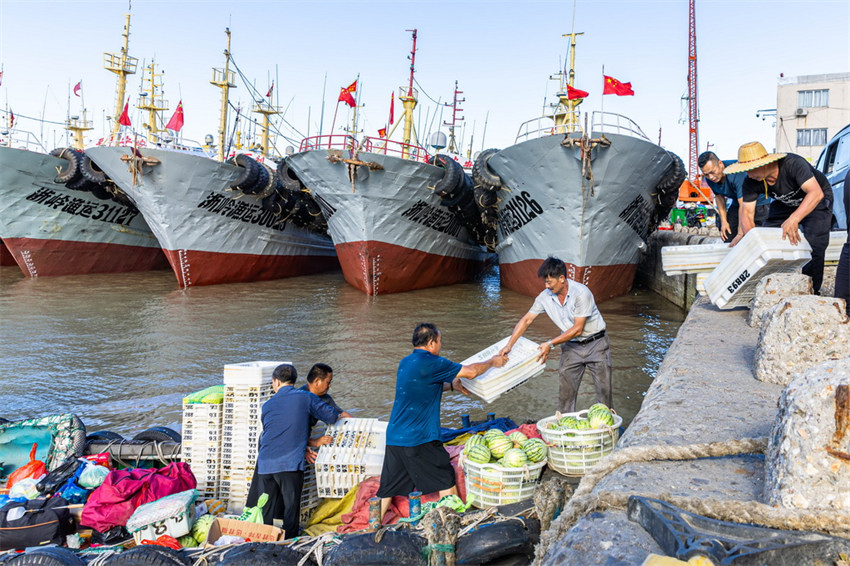 Milhares de barcos de pesca estão prontos para a pesca