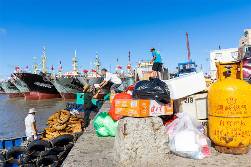 Milhares de barcos de pesca estão prontos para a pesca