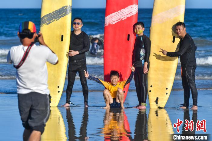 Hainan: Surf atrai turistas na baía de Riyue