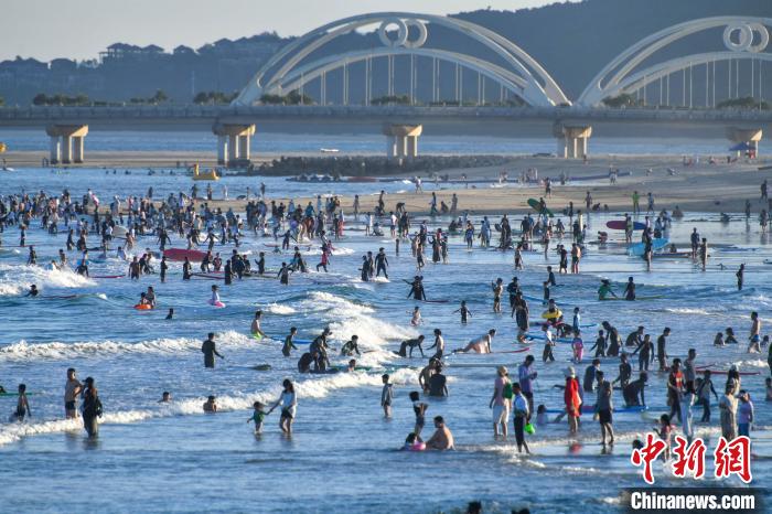 Hainan: Surf atrai turistas na baía de Riyue