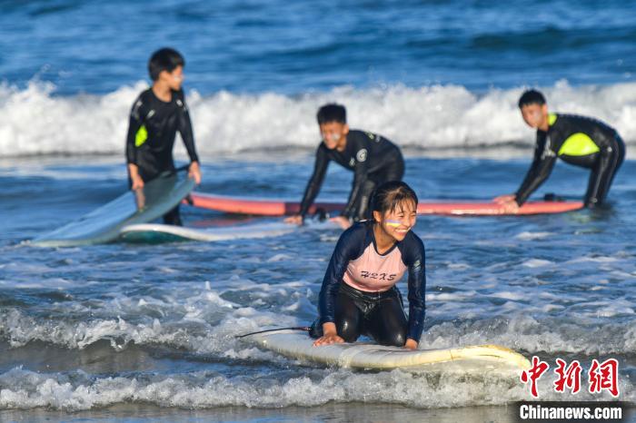 Hainan: Surf atrai turistas na baía de Riyue