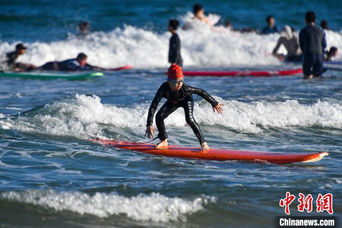 Hainan: Surf atrai turistas na baía de Riyue