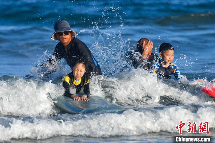 Hainan: Surf atrai turistas na baía de Riyue