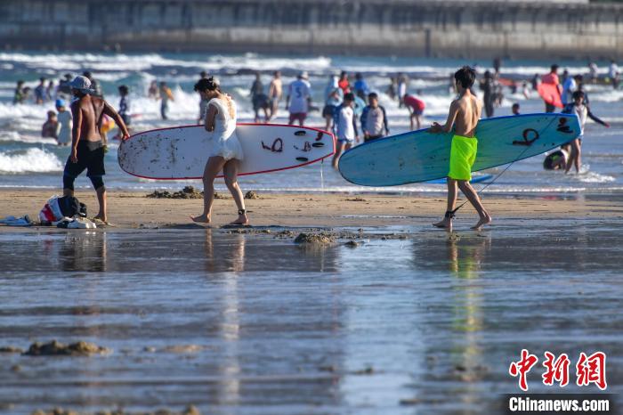 Hainan: Surf atrai turistas na baía de Riyue