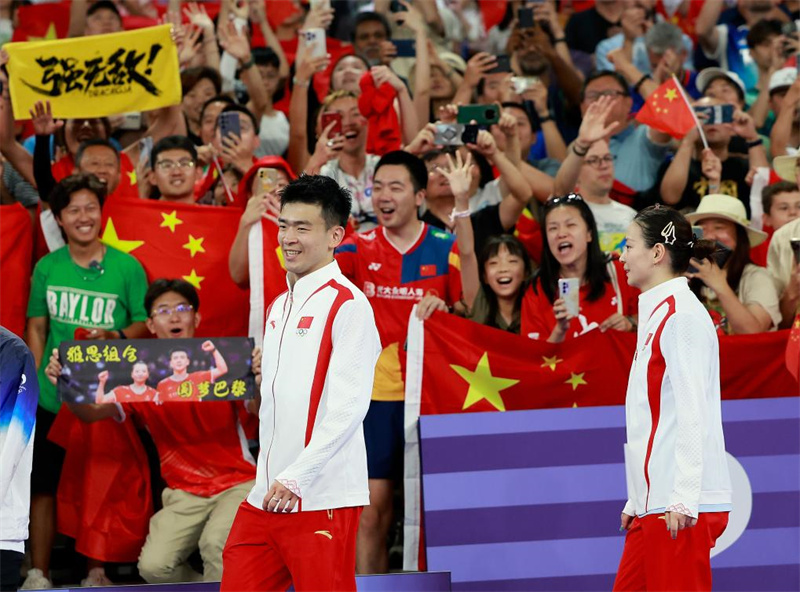 Paris 2024: Jogadores chineses Zheng e Huang ganham ouro em duplas mistas de badminton