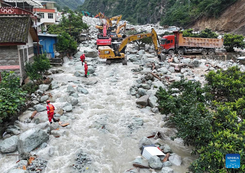 8 mortos, 19 desaparecidos em enchente repentina e deslizamento de terra no sudoeste da China