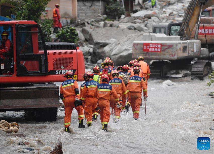 8 mortos, 19 desaparecidos em enchente repentina e deslizamento de terra no sudoeste da China