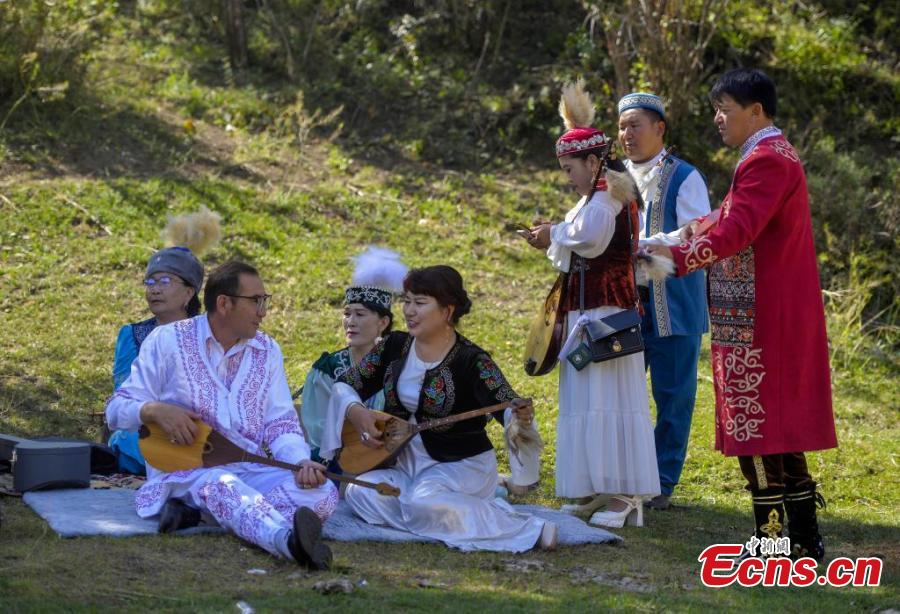 Arte folclórica mostra patrimônio cultural étnico único em Xinjiang