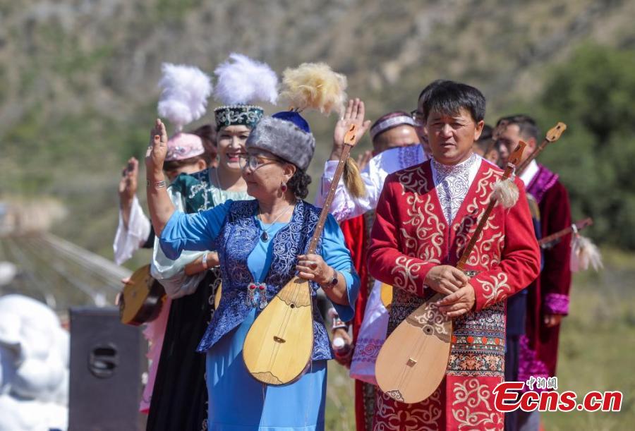 Arte folclórica mostra patrimônio cultural étnico único em Xinjiang