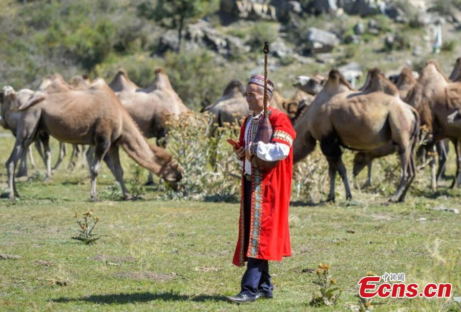 Arte folclórica mostra patrimônio cultural étnico único em Xinjiang