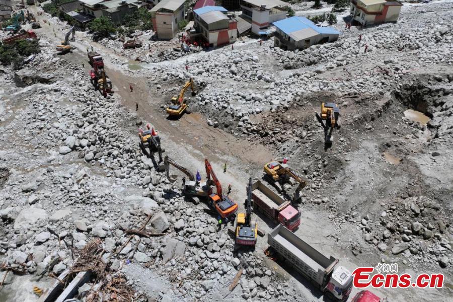 China: tráfico na via expressa nacional no.318 restaurado após deslizamento