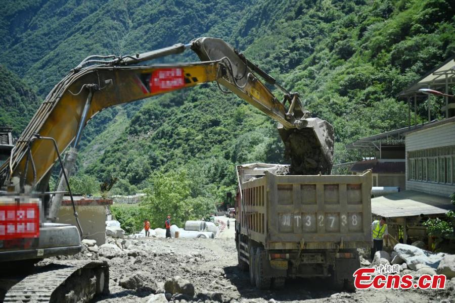 China: tráfico na via expressa nacional no.318 restaurado após deslizamento