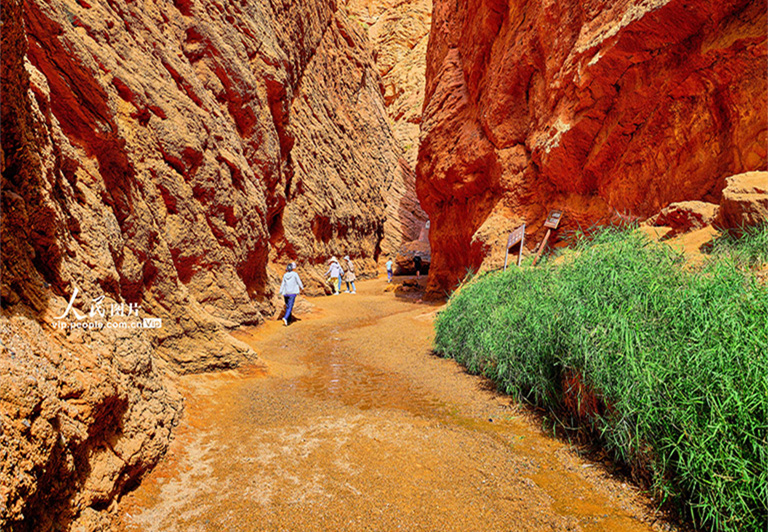 Xinjiang: Canyon de Tianshan atrai turistas em Kuche