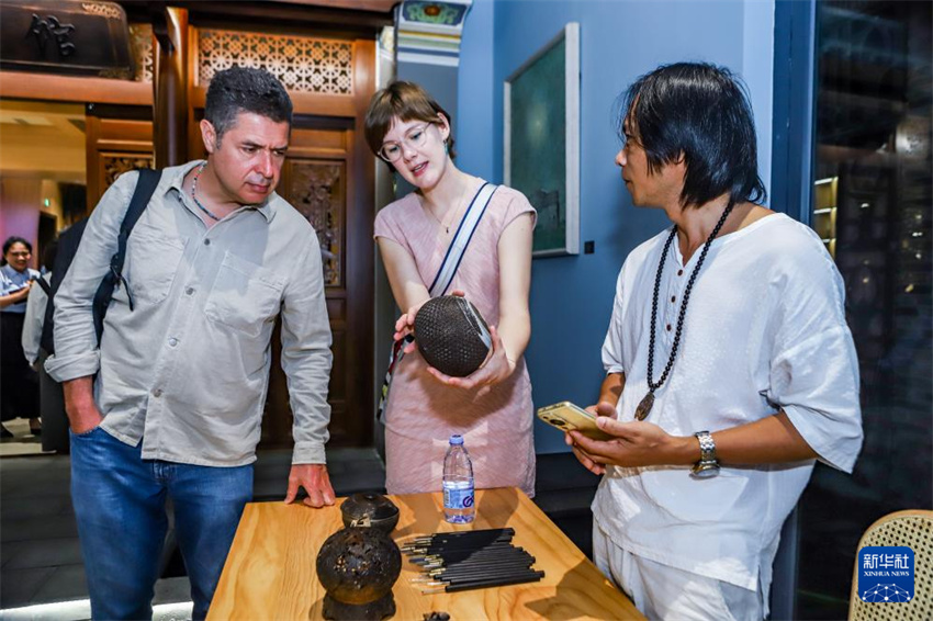 Perseverança e inovação do herdeiro da escultura de coco