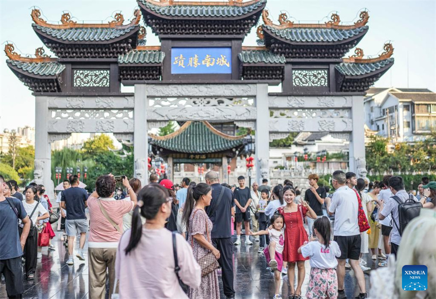 Guizhou atrai turistas durante alta temporada de viagens de verão