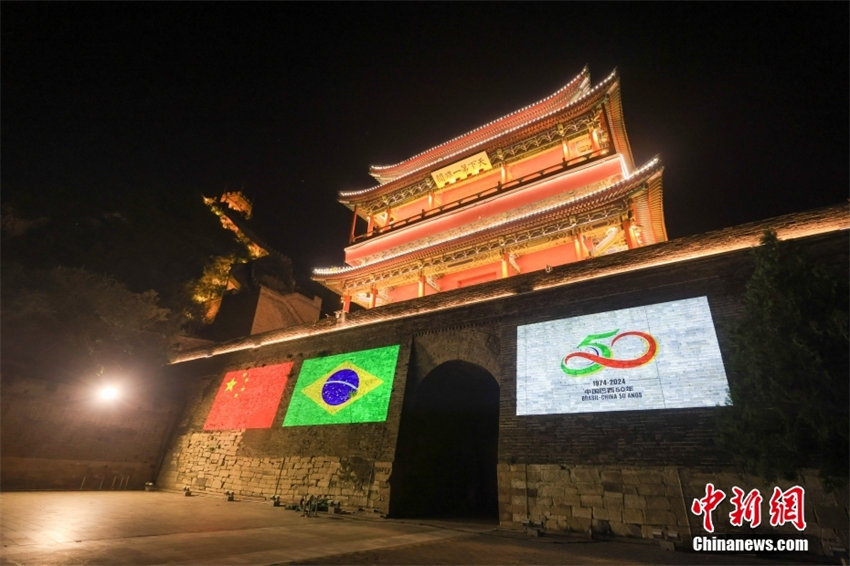 Seção Juyongguan da Grande Muralha é iluminada para celebrar 50º aniversário das relações diplomáticas entre China e Brasil