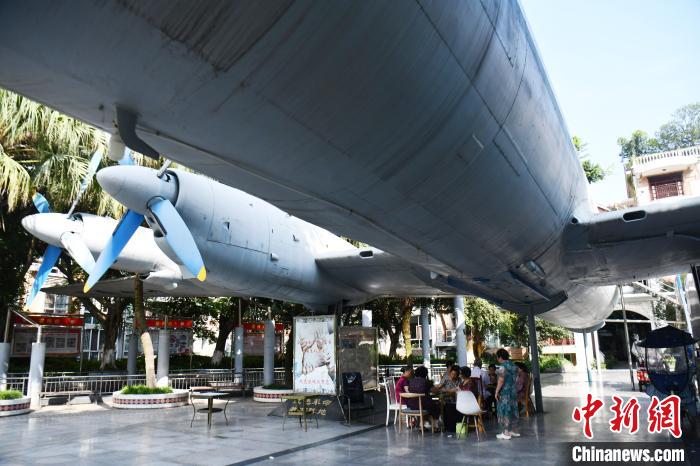 Chengdu: avião abandonado transforma-se em supermercado de bairro residencial