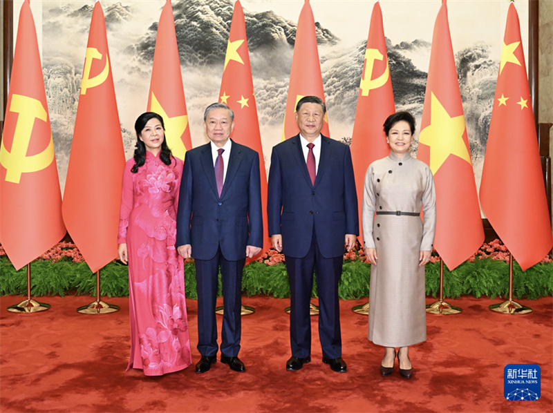 Xi Jinping conversa com o mais alto líder do Vietnã, To Lam, em Beijing