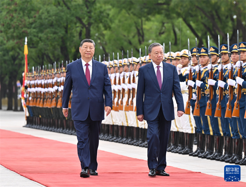 Xi Jinping conversa com o mais alto líder do Vietnã, To Lam, em Beijing