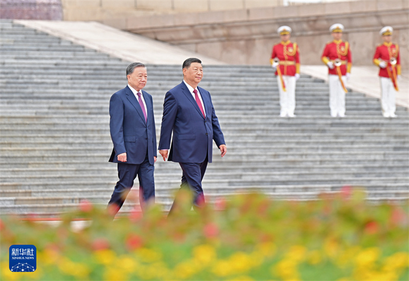 Xi Jinping conversa com o mais alto líder do Vietnã, To Lam, em Beijing