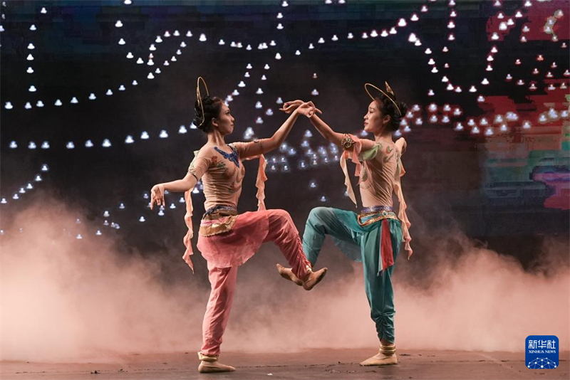 Grupo de Dança da Universidade Minzu do Noroeste da China atua em São Paulo