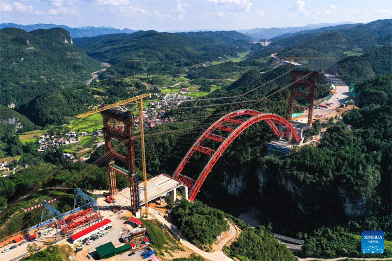 Arco principal da grande ponte Machanghe, no sudoeste da China, concluído com sucesso