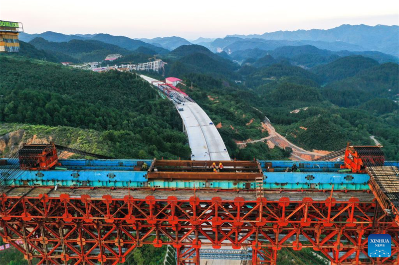 Arco principal da grande ponte Machanghe, no sudoeste da China, concluído com sucesso