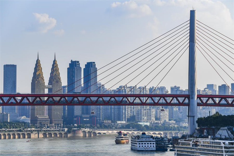 Município de Chongqing atrai viajantes de verão, apesar de temperaturas elevadas