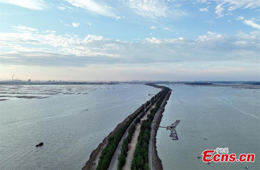 Guangxi: paisagem maravilhosa da estrada sobre o mar