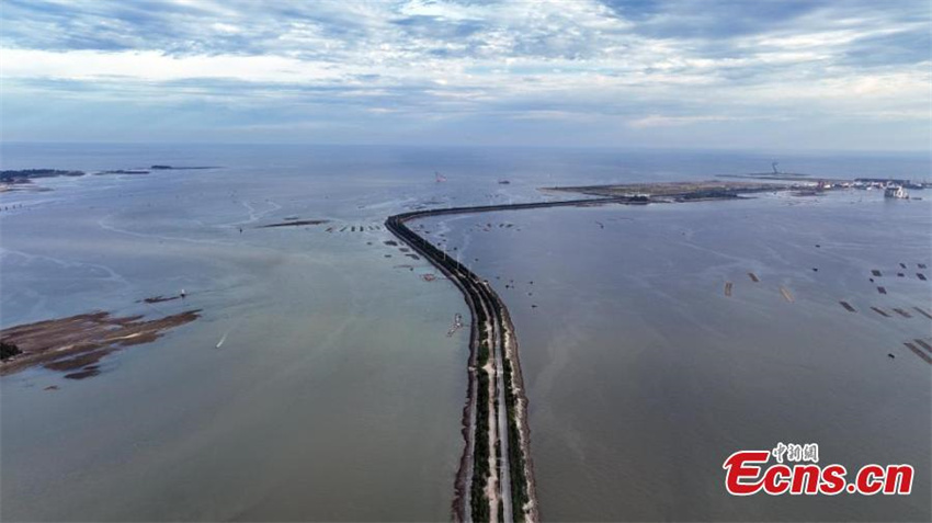 Guangxi: paisagem maravilhosa da estrada sobre o mar