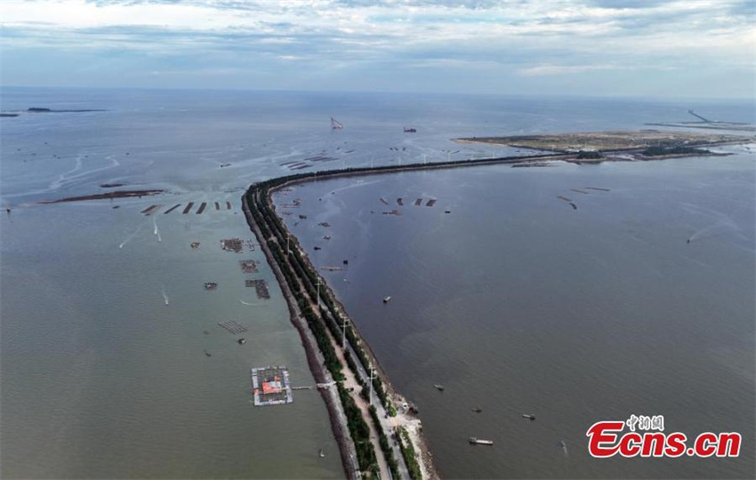 Guangxi: paisagem maravilhosa da estrada sobre o mar