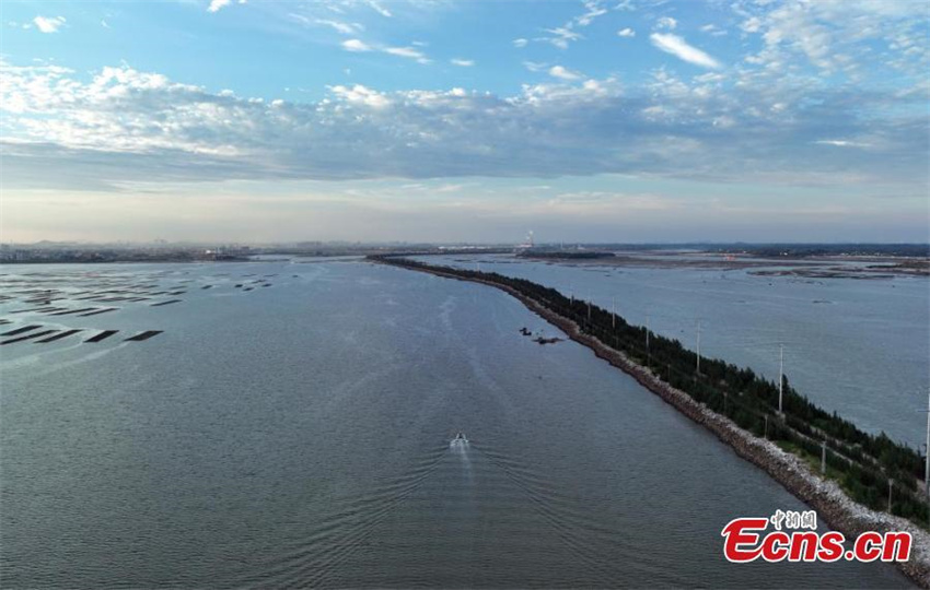 Guangxi: paisagem maravilhosa da estrada sobre o mar